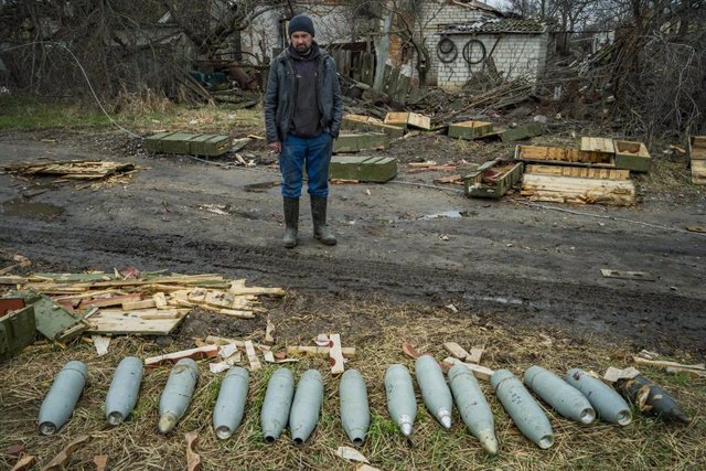 Un hombre mira armamento en la región de Kiev, en Ucrania. 