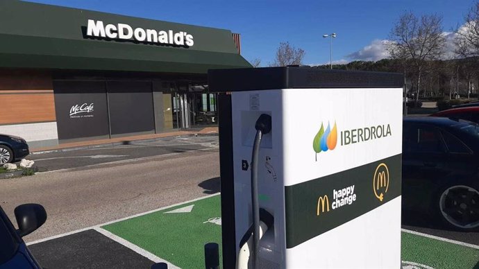 Punto de recarga en un restaurante de McDonald's de Iberdrola