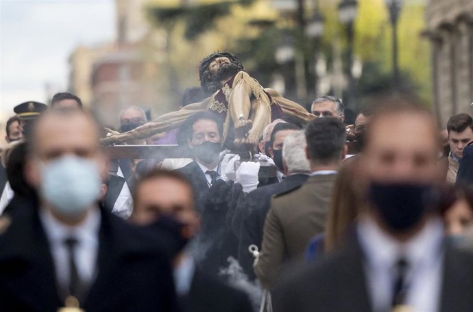 Varios cofrades cargan con el Cristo de los Alabarderos en su traslado al Palacio Real, durante el Martes Santo.