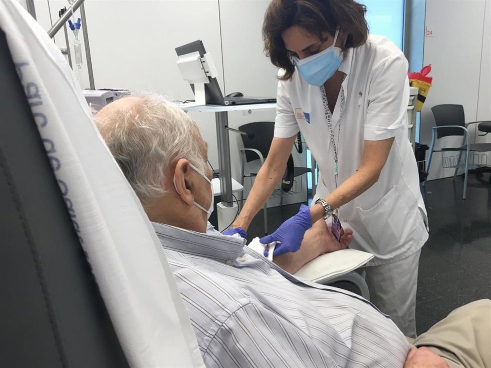 Imagen de una enfermera y un paciente en el Hospital de Día de Oncología del Hospital del Mar