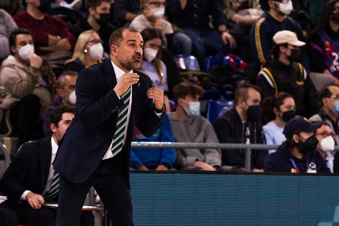 Archivo - Carles Duran, head coach of Club Joventut Badalona, gestures during the ACB Liga Endesa  match between FC Barcelona and Club Joventut Badalona at Palau Blaugrana on January 30, 2022 in Barcelona, Spain.