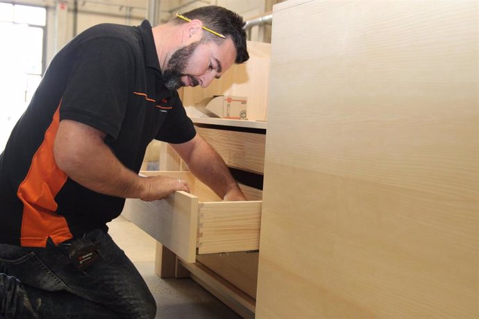 Archivo - Un trabajador del sector del mueble a medida de Valverde del Camino (Huelva).