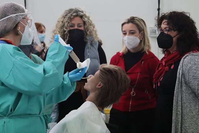 La delegada de Empleo del Ayuntamiento de Alcalá de Guadaíra, Rocío Bastida, y la alcaldesa en el centro, Ana ISabel Jiménez, acuden a uno de los cursos de atención a personas dependientes.