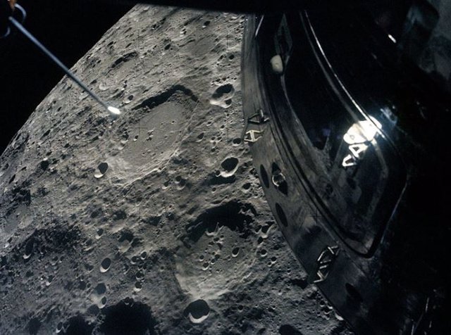 La tripulación del Apolo 13 fotografió la Luna desde su "bote salvavidas" del Módulo Lunar al pasar junto a ella. El módulo de comando apagado es visible a través de la ventana de encuentro superior.