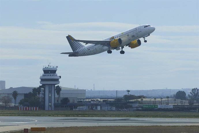Archivo - Un avión despega y al fondo la torre de control durante la presentación de la remodelación y ampliación del Aeropuerto de Sevilla, a 3 de marzo de 2022 en Sevilla (Andalucía, España)