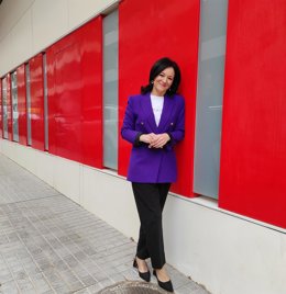 La secretaria general del Grupo Parlamentario Socialista en el Congreso, Rafi Crespín, junto a la sede de su partido en Córdoba.