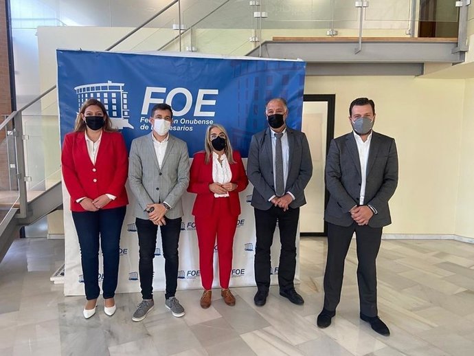 Representantes del PSOE de Huelva con los responsables de la Asociación Huelva Comercio.