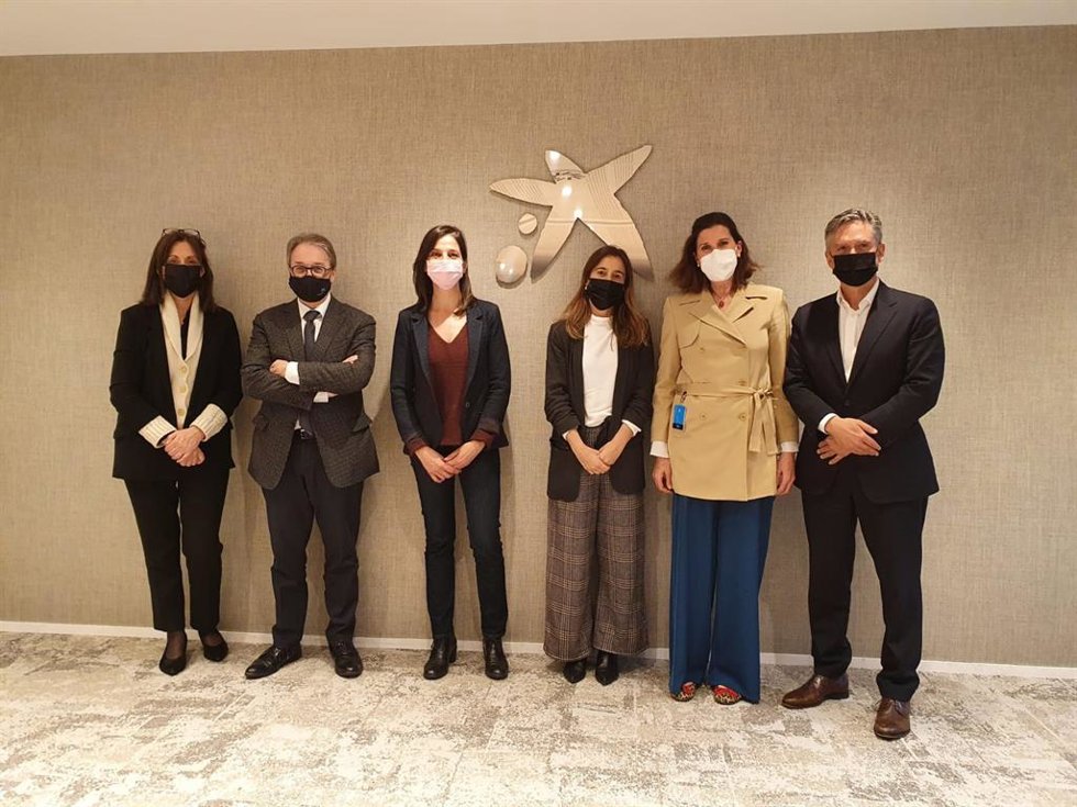 Acuerdo entre la Fundación ISS Una Sonrisa Más, en colaboración con la Fundación la Caixa, para ofrecer un empleo retribuido a 130 mujeres en situación de vulnerabilidad de la India y Mozambique, respectivamente