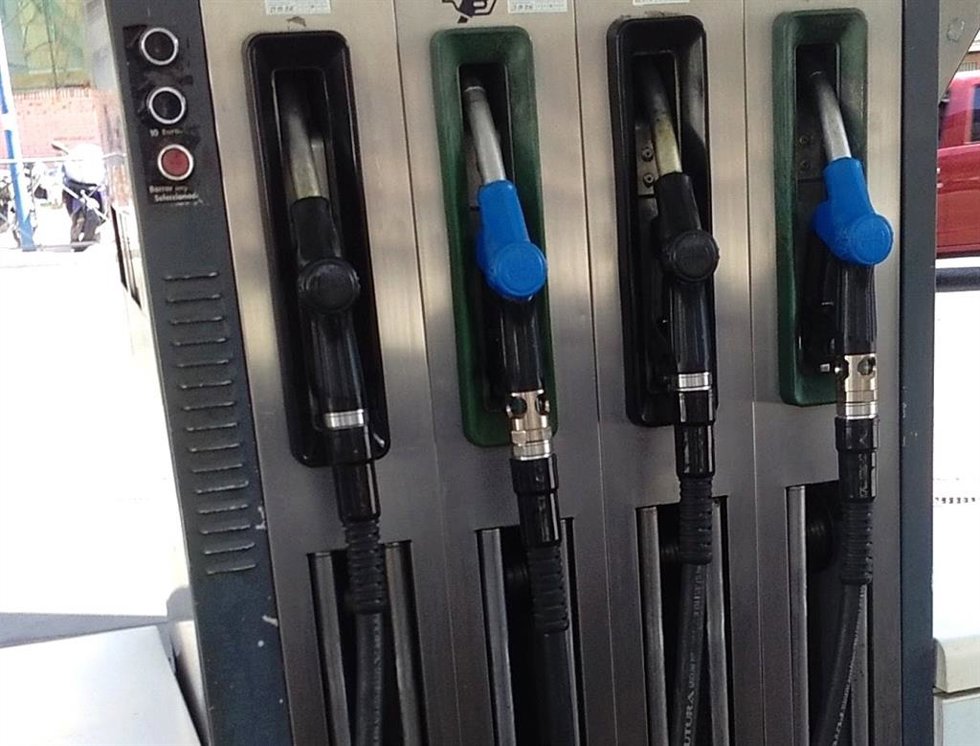Archivo - Surtidores de gasolina