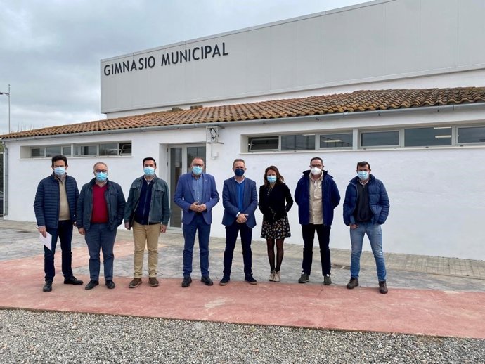 El delegado de Cohesión Territorial de la Diputación de Córdoba, Juan Díaz (cuarto por la izda.), a las puerta del gimnasio municipal de Dos Torres.