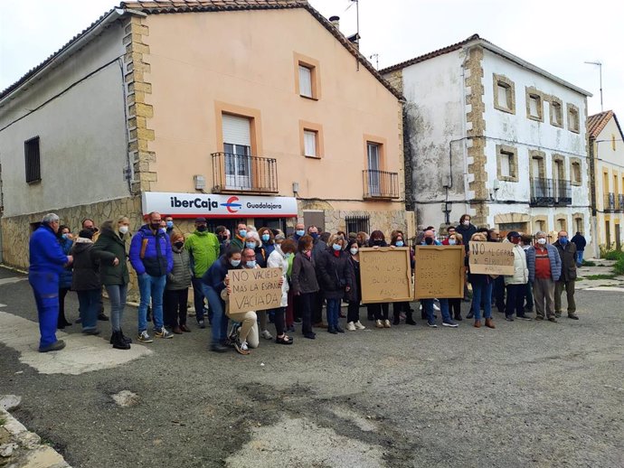 Vecinos de la Mancomunidad Alto Tajo se concentran contra el cierre del cajero de Villanueva de Alcorón