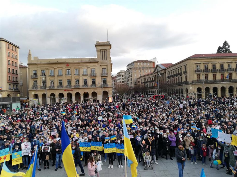 Archivo - Foto de archivo de una concentración en Pamplona en contra de la guerra en Ucrania