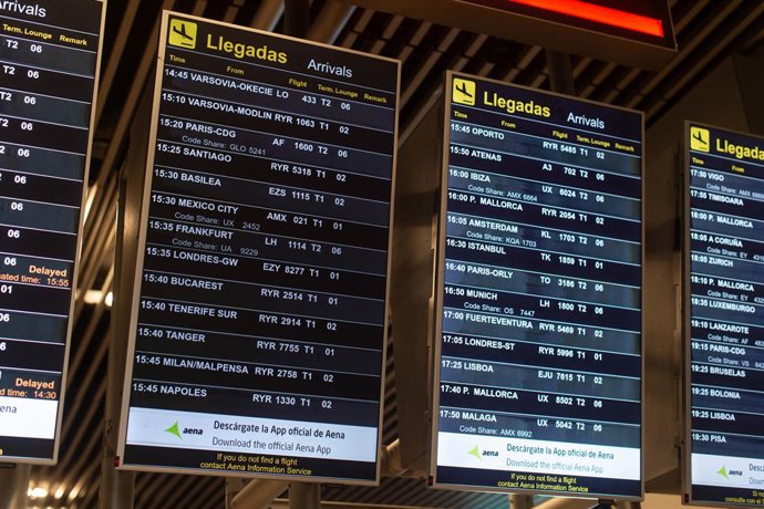 Archivo - Panell d'arribades a la Terminal 1 de l'Aeroport Adolfo Suárez Madrid Barajas