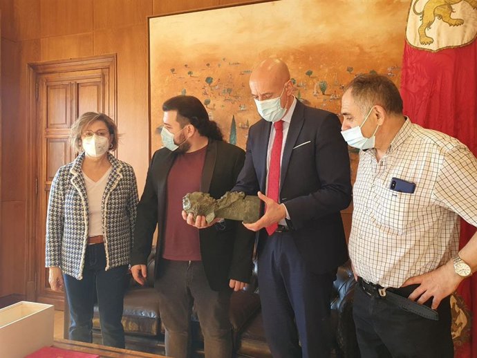 El alcalde de León, José Antonio Diez, recibe al ganador leonés del Goya, Néstor López.