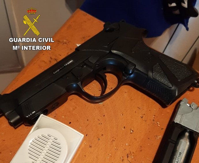 Reducen a una persona que hizo varios disparos a la vía pública con un arma de aire comprimido en Fuensalida