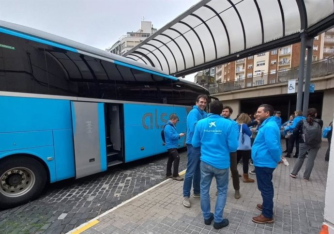 Voluntarios de CaixaBank en una estación de autobuses de Barcelona