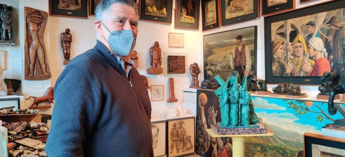 El escultor Alejandro Narvaiza posa junto a la escultura realizada para la Hermandad de Cofradías de Logroño