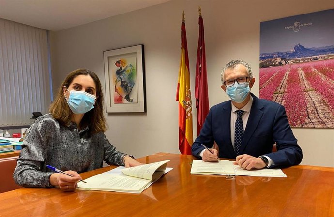 El consejero de Salud, Juan José Pedreño, y la presidenta del COFRM, Paula Payá, firman el concierto que regula las condiciones de la prestación farmacéutica que se realiza a través de las oficinas de farmacia de la Región