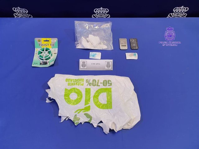 Efectos ocupados en la furgoneta del detenido.