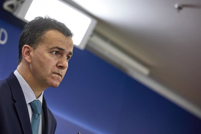 El portavoz del Grupo Socialista en el Congreso de los Diputados, Héctor Gómez, en una rueda de prensa posterior a una Junta de Portavoces, en la Sala Constitucional del Congreso de los Diputados.