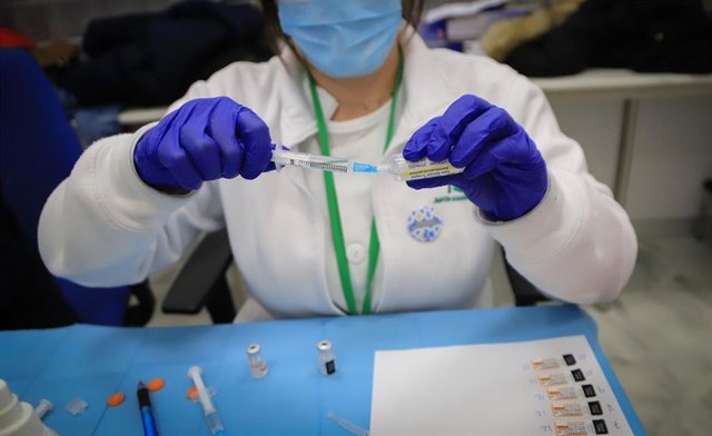 Archivo - Una enfermera prepara una dosis de la vacuna de Covid-19. Foto archivo.