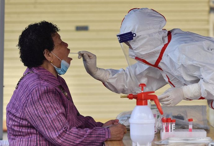 10 April 2022, China, Fuyang: A health worker wearing a Personal Protective Equipment collects swab samples from a resident. Photo: Sheldon Cooper/SOPA Images via ZUMA Press Wire/dpa