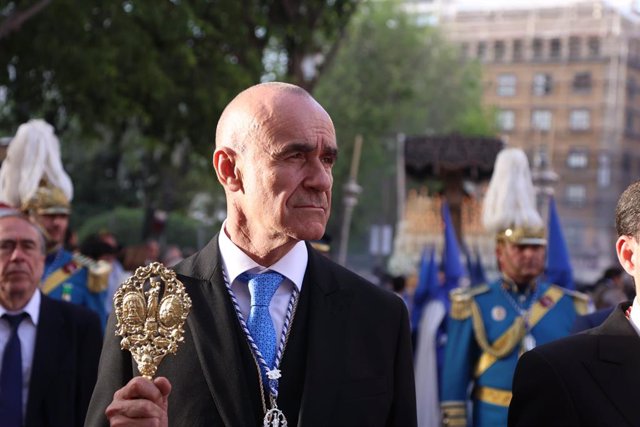 El alcalde de Sevilla, Antonio Múñoz, preside el paso de palio de la Virgen de la Hiniesta este pasado Domingo de Ramos.