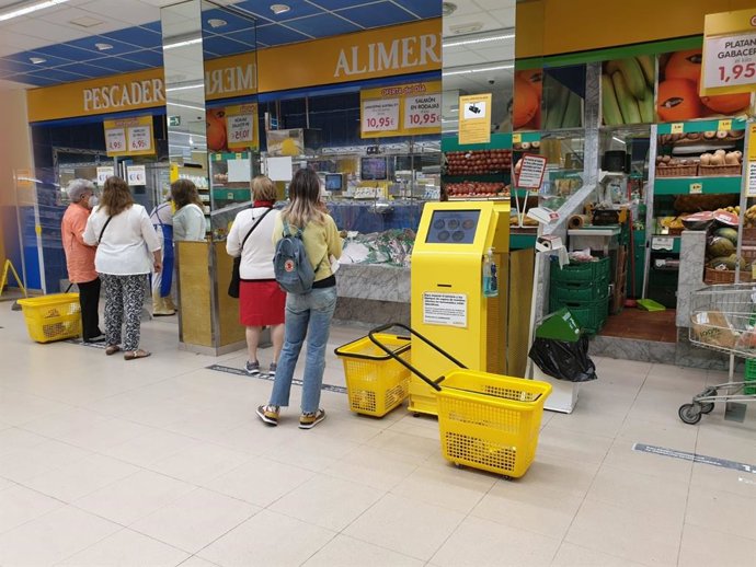 Archivo - Personas comprando en un supermercado en una imagen de archivo