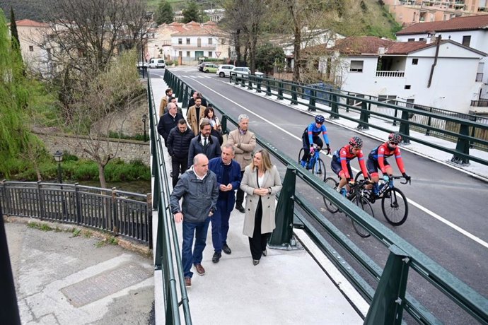 La consejera de Fomento, Infraestructuras y Ordenación del Territorio, Marifrán Carazo,  visita el puente de acceso a Pinos Genil (Granada) tras las mejoras ejecutadas.