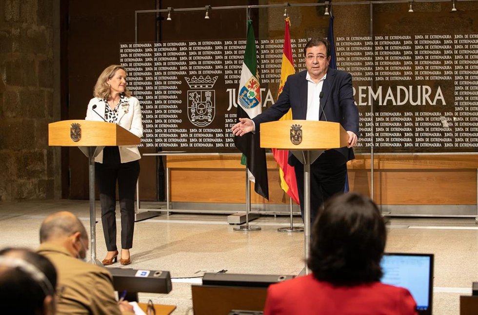 La vicepresidenta Nadia Calviño y el presidente extremeño, Guillermo Fernández Vara, en rueda de prensa en Mérida