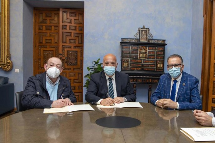 El presidente de la Diputación de Córdoba, Antonio Ruiz (centro), en la firma con el Ayuntamiento de Villaharta.