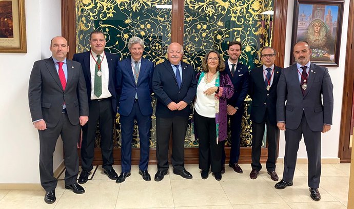El consejero de Salud y Familias, Jesús Aguirre, en el centro de la imagen, en su visita al centro de estimulación precoz del Buen Fin.