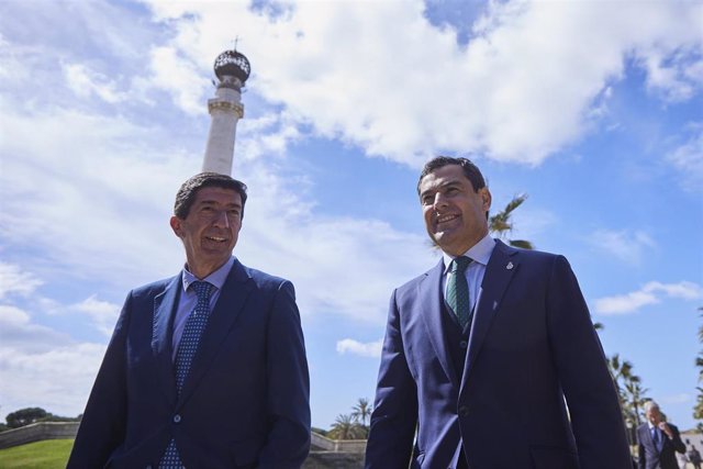 Archivo - El presidente de la Junta, Juanma Moreno, (d) junto al vicepresidente de la Junta y consejero de Turismo, Juan Marín, (i) durante la rueda de prensa tras Consejo de Gobierno en el Monasterio de Santa María de la Rábida, a 8 de marzo de 2022 en H