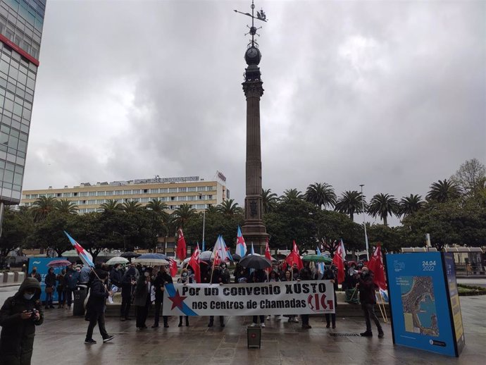 Alrededor de un centenar de trabajadores de centros de llamadas se concentran en el Obelisto, en A Coruña, para demandar un convenio "digno"