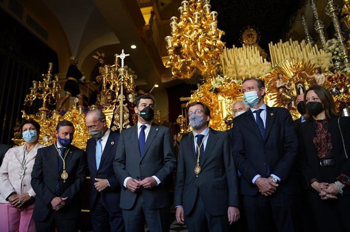 El presidente andaluz, Juanma Moreno, junto a los alcaldes de Málaga y Madrid visitan la casa hermandad de la Cofradía de la Paloma de Málaga.