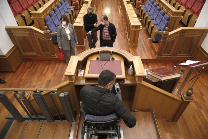 Bellido evalúa con el CERMI las mejoras de accesibilidad implementadas por las Cortes en el Convento de San Gil
