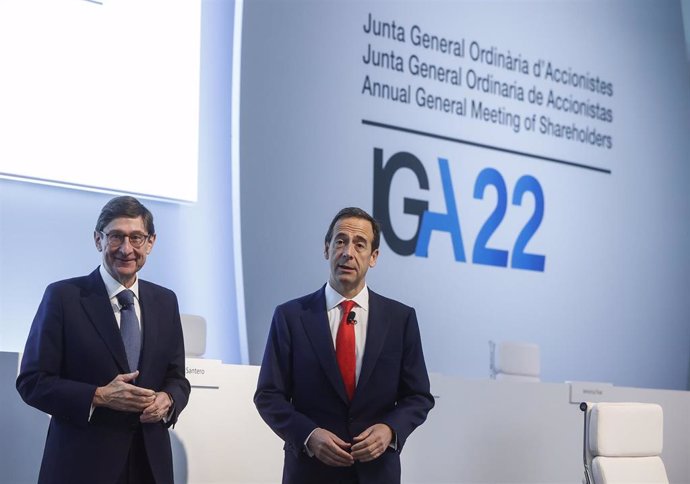 (I-D)El presidente, Jose Ignacio Goirigolzarri, y el consejero delegado, Gonzalo Gortázar Rotaeche, hablan con un accionista en la Junta General de Accionistas, en el Museu de les Cincies de la Ciutat de les Arts i les Cincies, a 8 de abril de 2022, e