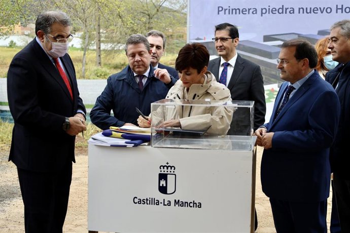 La ministra de Política Territorial y portavoz del Gobierno central, Isabel Rodríguez, firma durante la puesta de la primera piedra del nuevo Hospital de Puertollano (Ciudad Real), a 13 de abril de 2022, en Puertollano, Ciudad Real. 