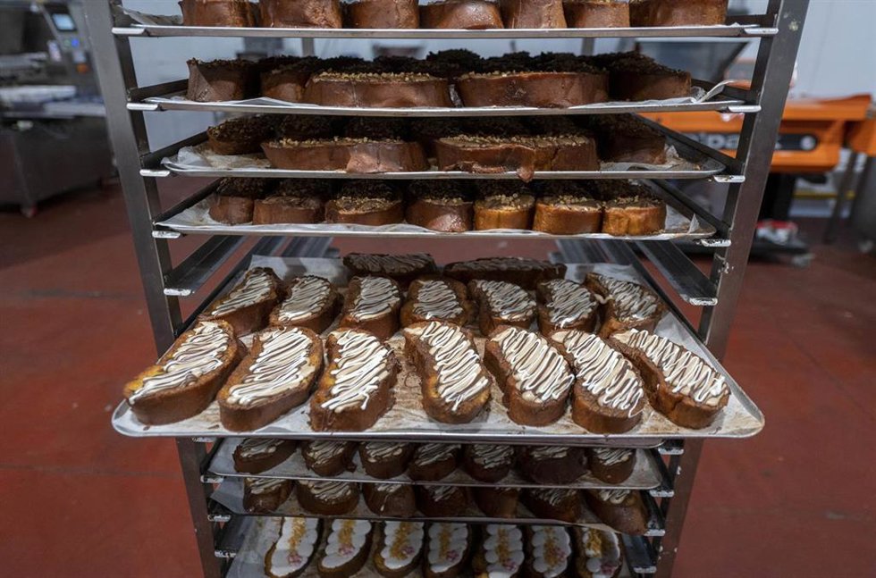 Torrijas elaboradas en el obrador de la pastelería 'La Hermosita' 