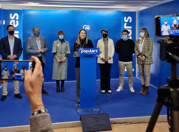 La presidenta del PP de Baleares, Margalida Prohens, en una rueda de prensa en la sede de su partido.