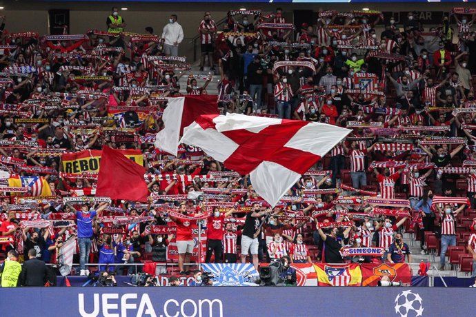 Archivo - Fans of Atletico de Madrid during the UEFA Champions League first round group B football match between Atletico de Madrid and Porto FC at Wanda Metropolitano stadium, in Madrid, on September 15, 2021.