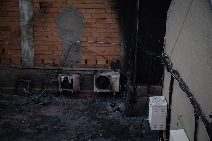 Vista de un edificio incendiado provocado por la explosión de un bar desde un edificio colindante en la calle Valncia, a 12 de abril de 2022, en Barcelona, Cataluña (España). Una explosión de un bar en la calle Valncia ha provocado el incendio de ocho