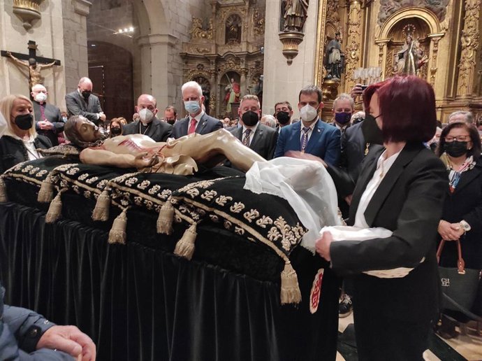 Centenares de logroñeses cumplen con la Limpieza del Cristo del Sepulcro ante la mirada de las autoridades