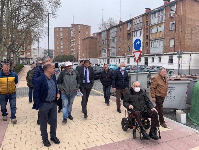 El alcalde de Valladolid, junto con concejales, técnicos y representantes vecinales, visitan las obras en la calle Amor de Dios.