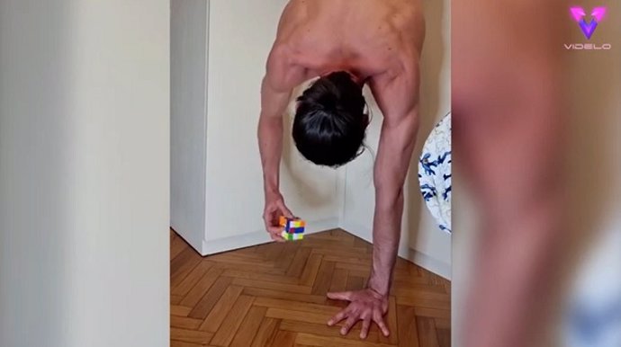 Completó un cubo de rubik haciendo el pino con una mano