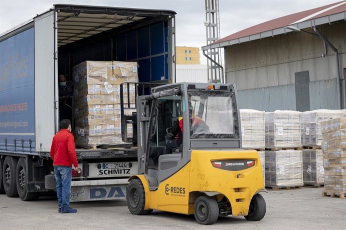 Carga de uno de los camiones fletados por EDP para Ucrania.
