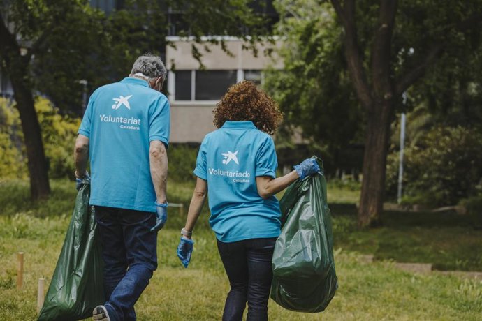 Archivo - Los voluntarios de CaixaBank en Navarra atienden en un año a 2.810 personas en situación vulnerable