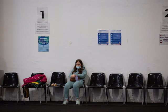 Una mujer refugiada ucraniana en una sala de espera del centro de refugiados ucranianos, en la Fira de Barcelona, a 8 de abril de 2022, en Barcelona, Cataluña (España).