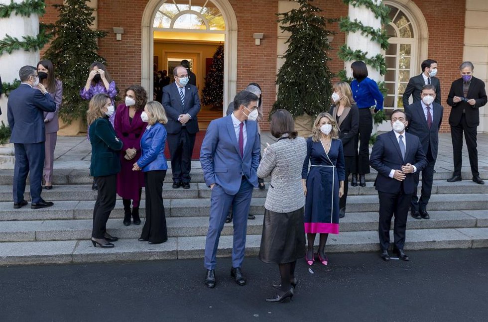 Archivo - Miembros del Gobierno de coalición del PSOE y Unidas Podemos antes de realizar la última foto de familia, tras el reevo de Manuel Castells