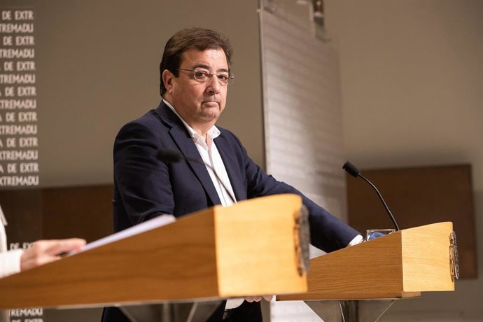 El presidente de la Junta de Extremadura, Guillermo Fernández Vara, en rueda de prensa tras reunirse en Mérida con la vicepresidenta primera del Gobierno, Nadia Calviño